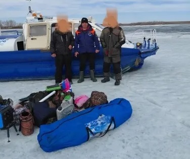 рыбаки на льдине