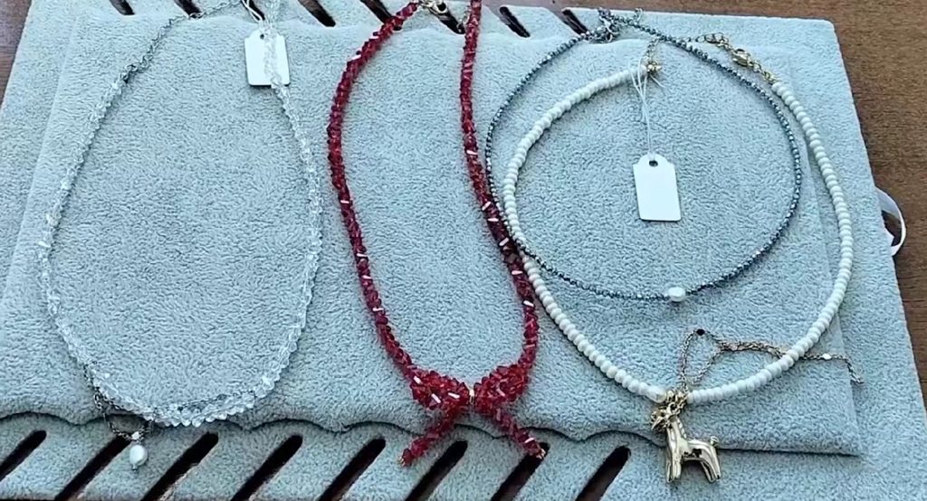 украл бижутерию