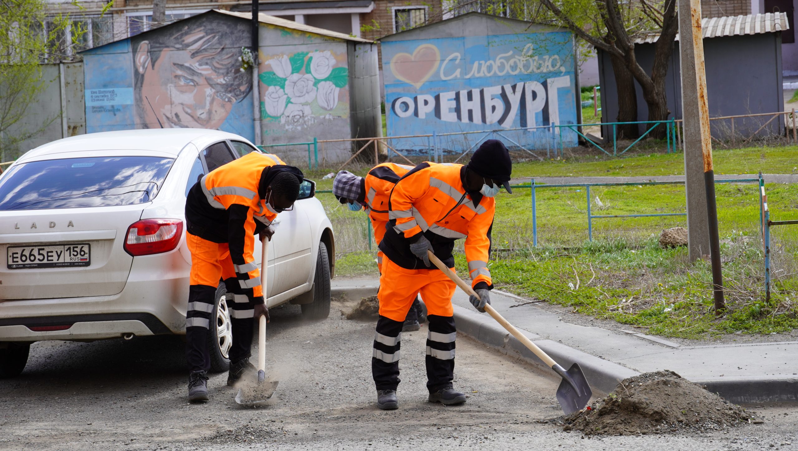 Сенегальцы убирают улицы Оренбурга