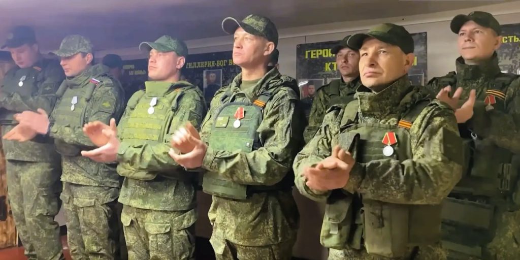 Оренбургских артиллеристов наградили медалями в зоне СВО