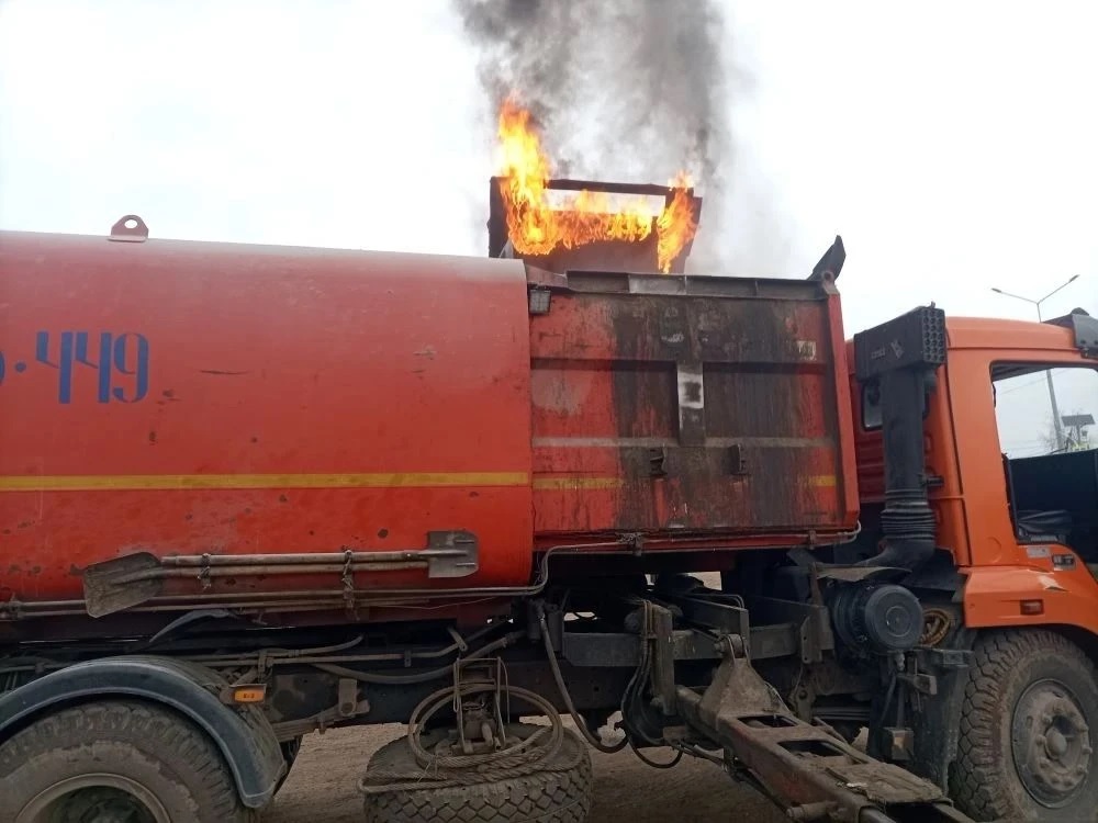 загорелся мусоровоз