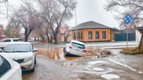 машина провалилась в яму