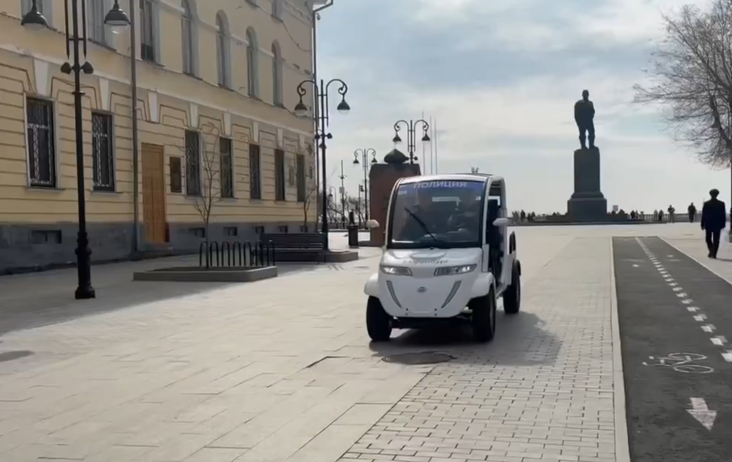 полицейские на электрокаре