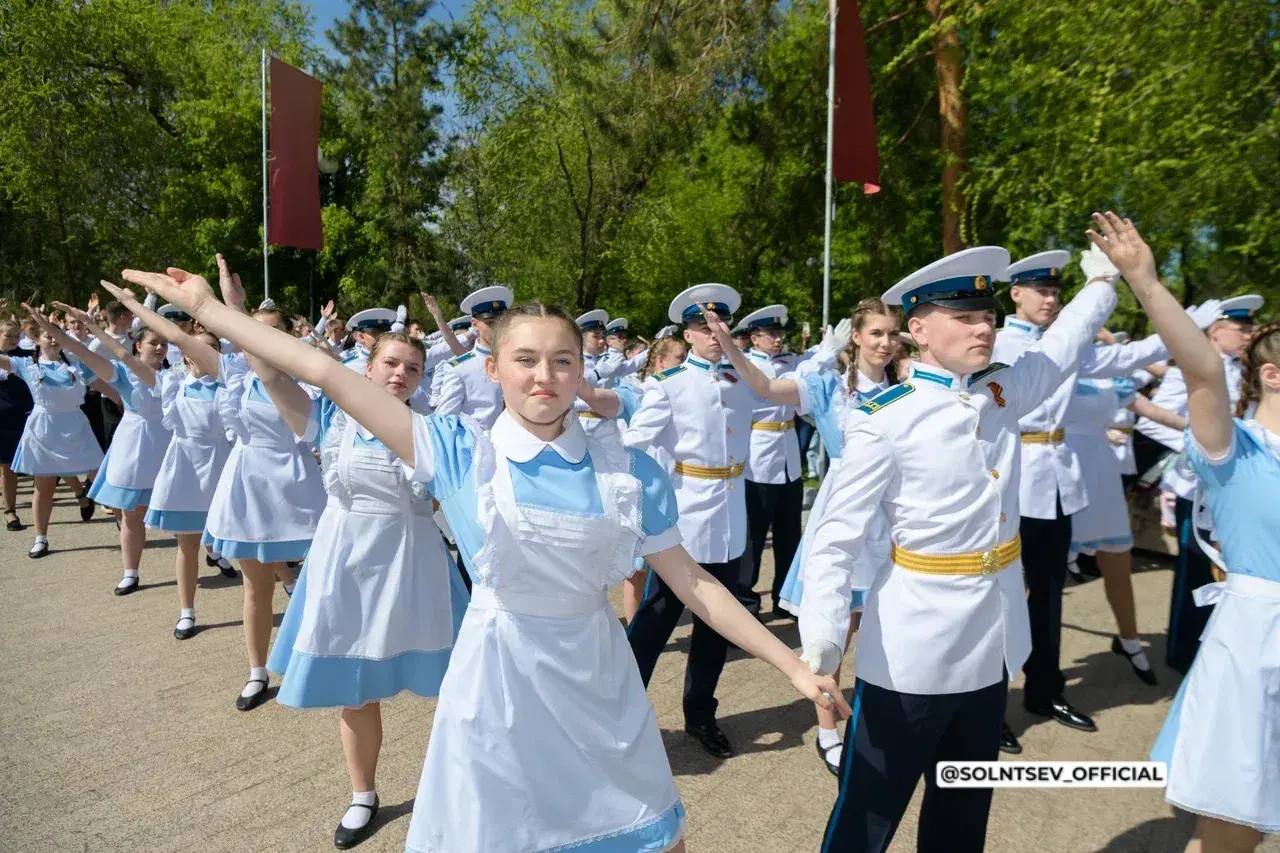В Оренбурге станцевали «Вальсе Победы» свыше 600 пар