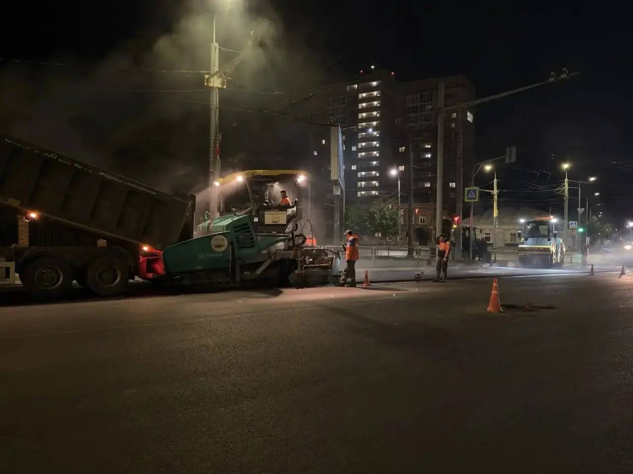 В Оренбурге улицу Рыбаковскую ремонтируют ночью