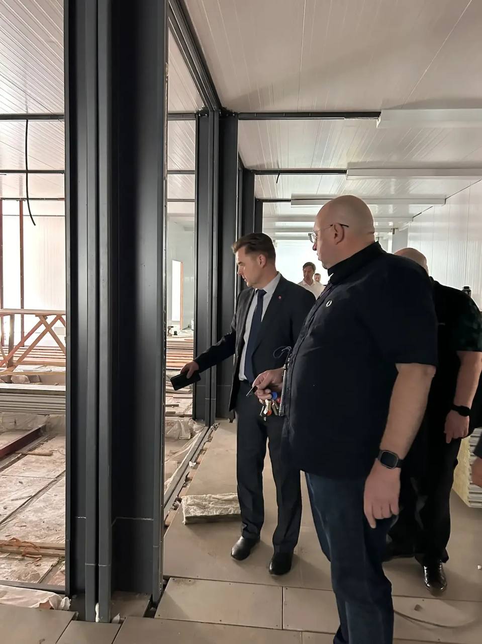 Министр здравоохранения Оренбургской области Андрей Шатилов проинспектировал строительство модульного приёмного отделения Областного центра хирургии и травматологии. Работы выполняются по графику. Сейчас на объекте строители начали чистовую отделку