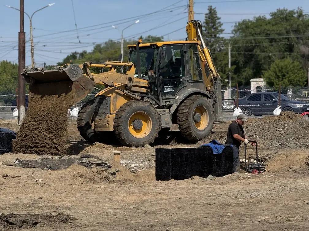 В Орске продолжается благоустройство площади Гагарина