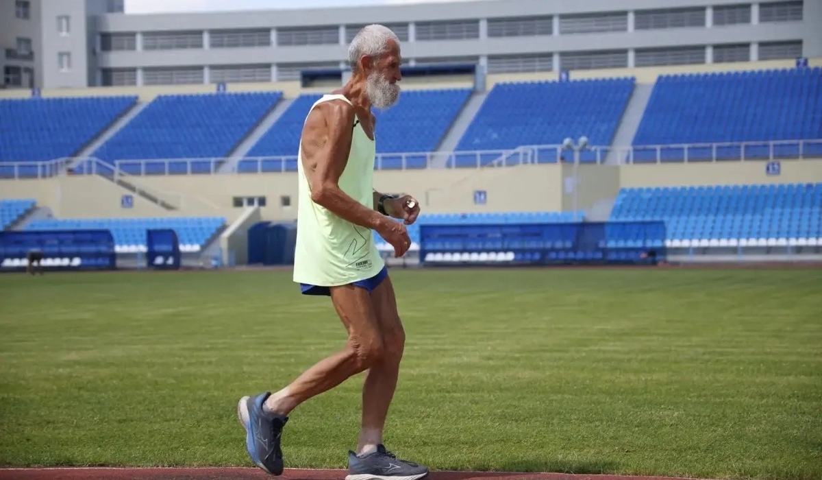 В Курске 76-летний посол мира ООН пробегает по 800 км каждый месяц