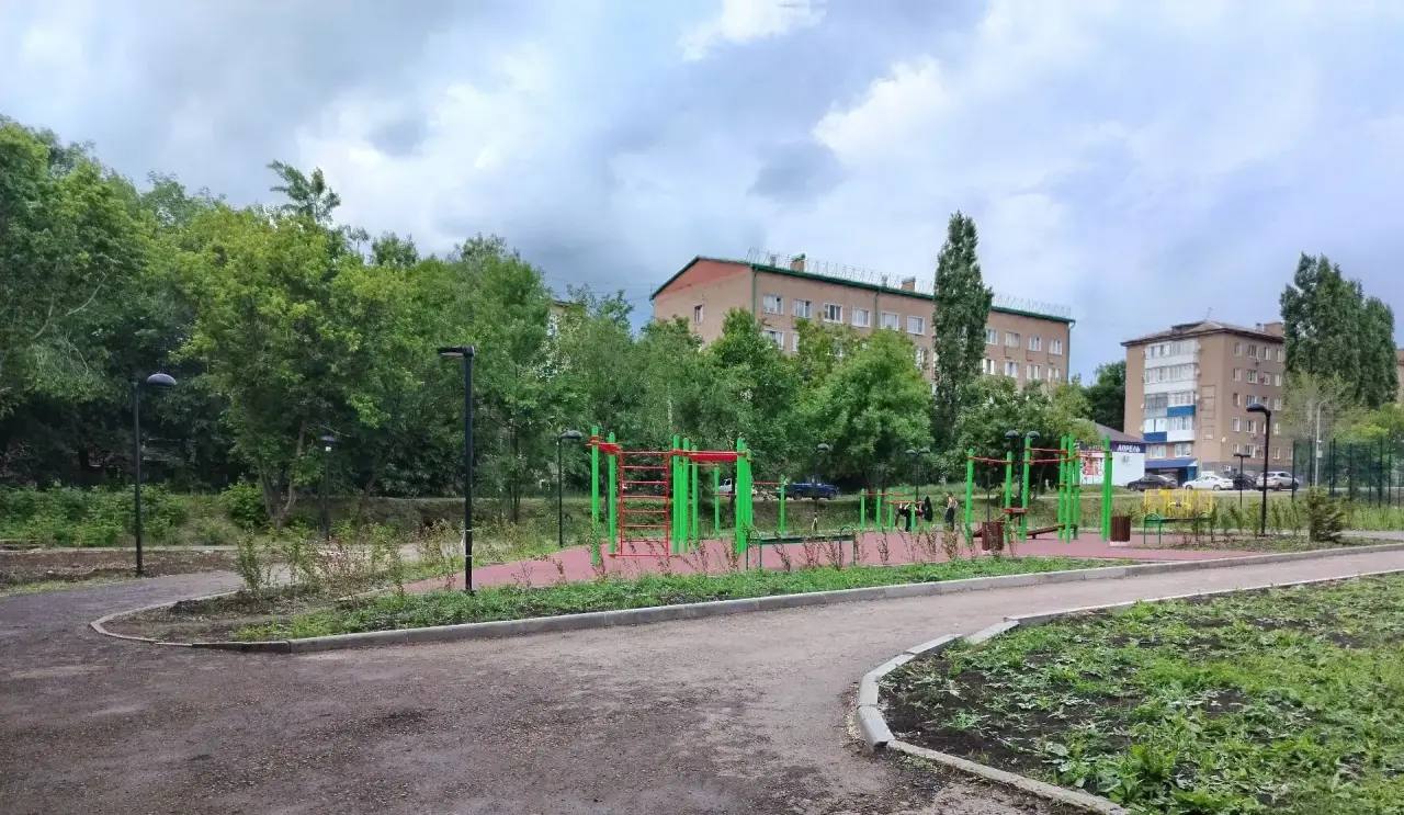 В Бугуруслане завершается благоустройство сквера «Комсомольский»