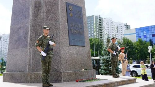 Оренбуржцы возложили цветы к памятнику героя России Александру Прохоренко