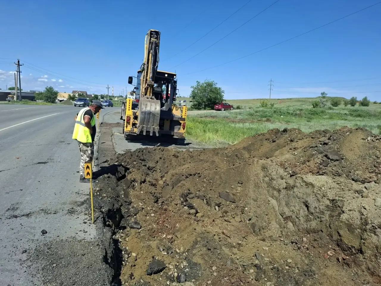 На подъездах к Орску обустраивают тротуары, остановки и освещение