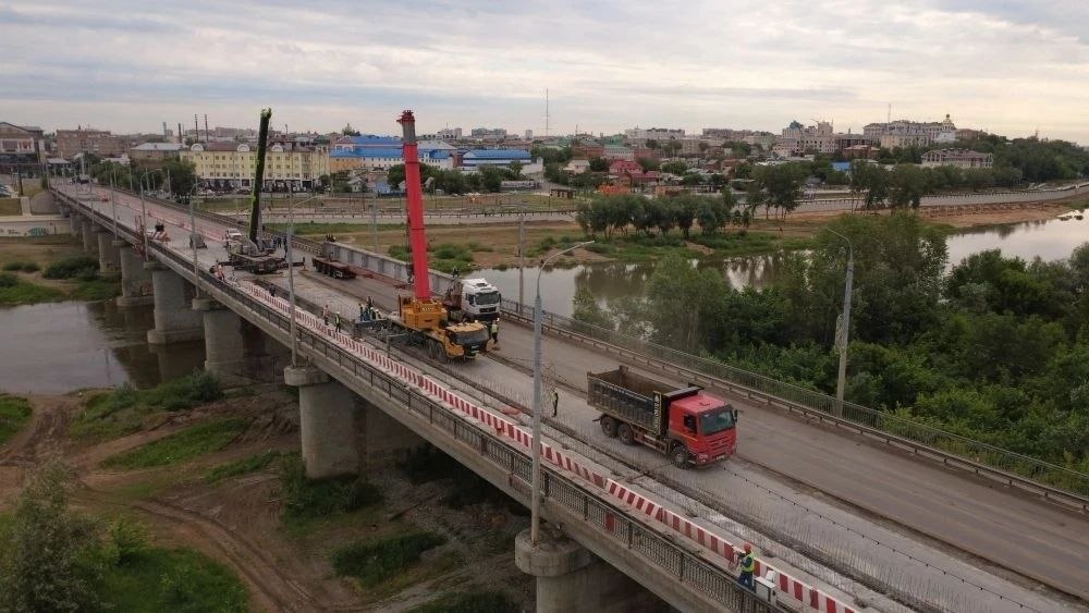 Движение по мосту через Урал открыто раньше срока