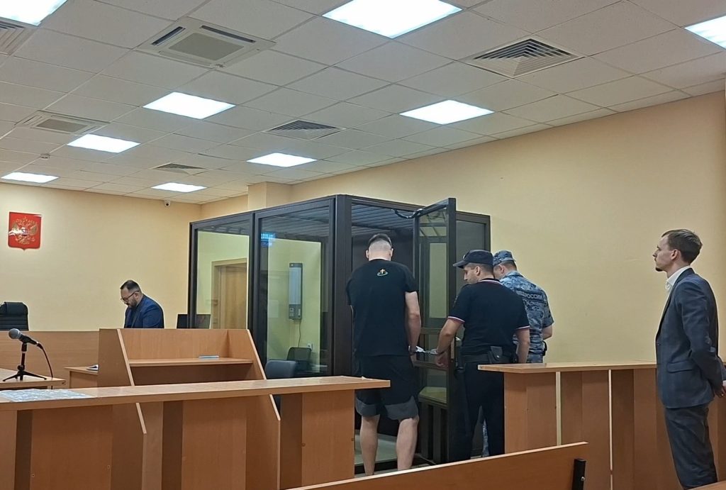 стрелял по подросткам