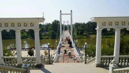 Пешеходный мост через Урал отремонтируют до 1 сентября
