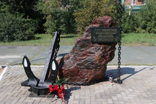 памятный знак морякам
