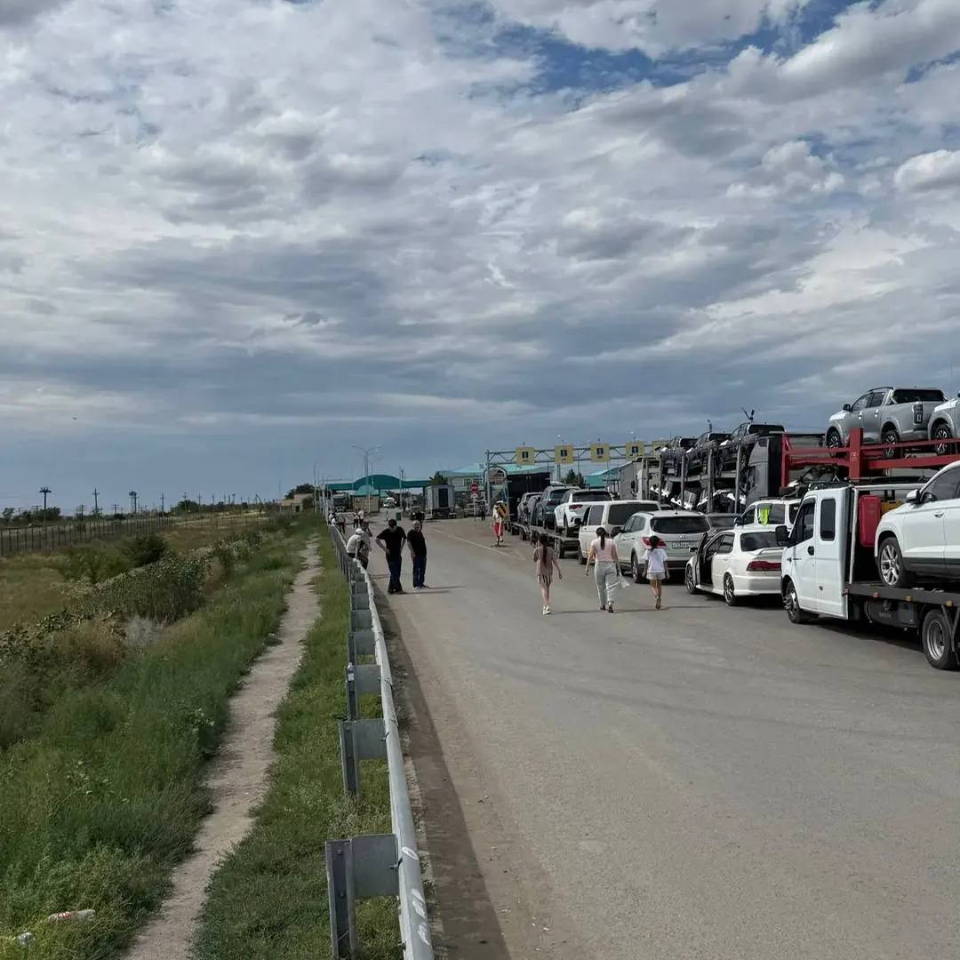 Водители жалуются на пробки на границе с Казахстаном