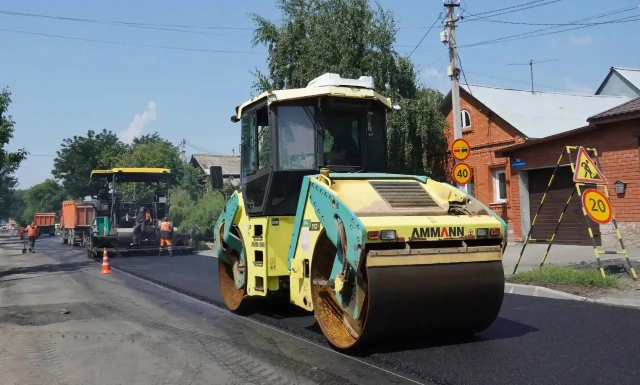 На нескольких улицах Оренбурга укладывают асфальт