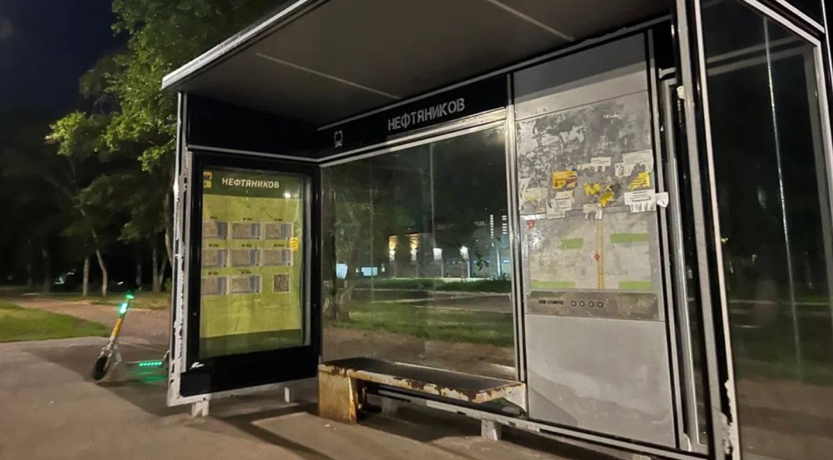 В Оренбурге отремонтировали скамейки на нескольких остановках