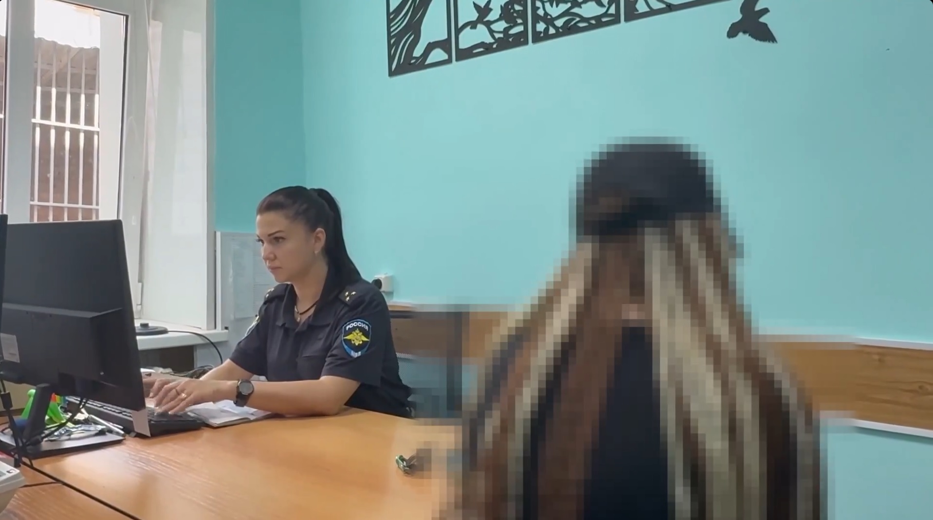 ударила ножом