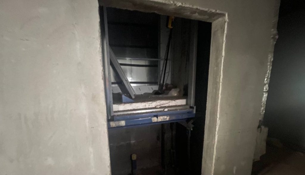 упал в шахту лифта