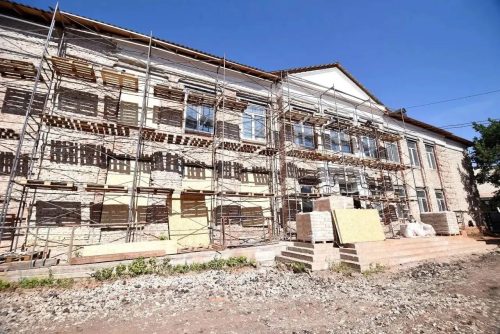 В Оренбурге капремонт второго корпуса лицея №1 готов на 70%