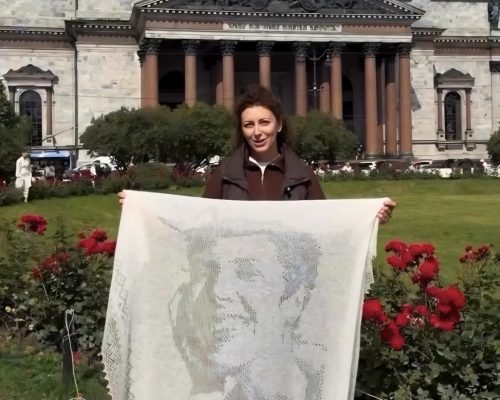 Оренбургские пуховязальщицы создали платок с портретом известной актрисы