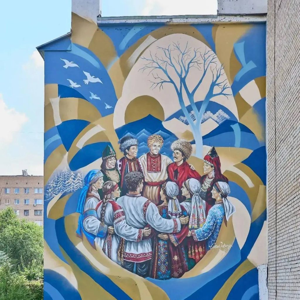 Стартовало голосование. В Оренбурге закончили работу мурала «Хоровод народов»