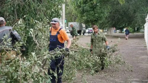 В Бузулуке устраняют последствия ураганного ветра