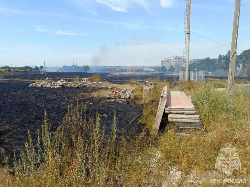 В Орске ликвидировали пожар рядом с детским лагерем