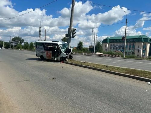 маршрутка врезалась в столб