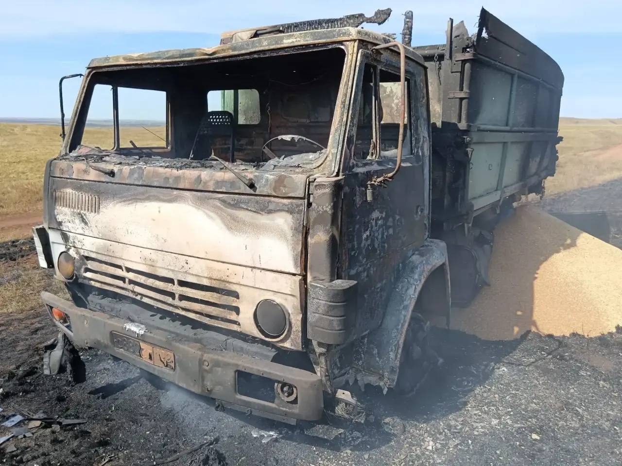 В Переволоцком районе загорелся КАМАЗ с зерном