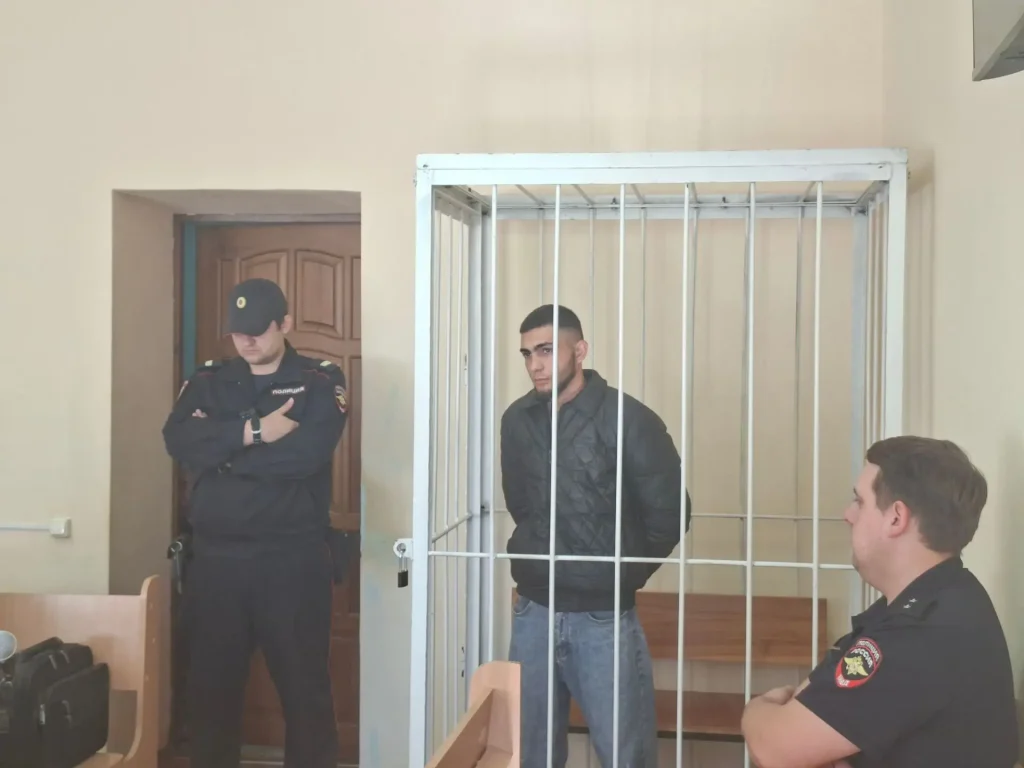сбить трех человек