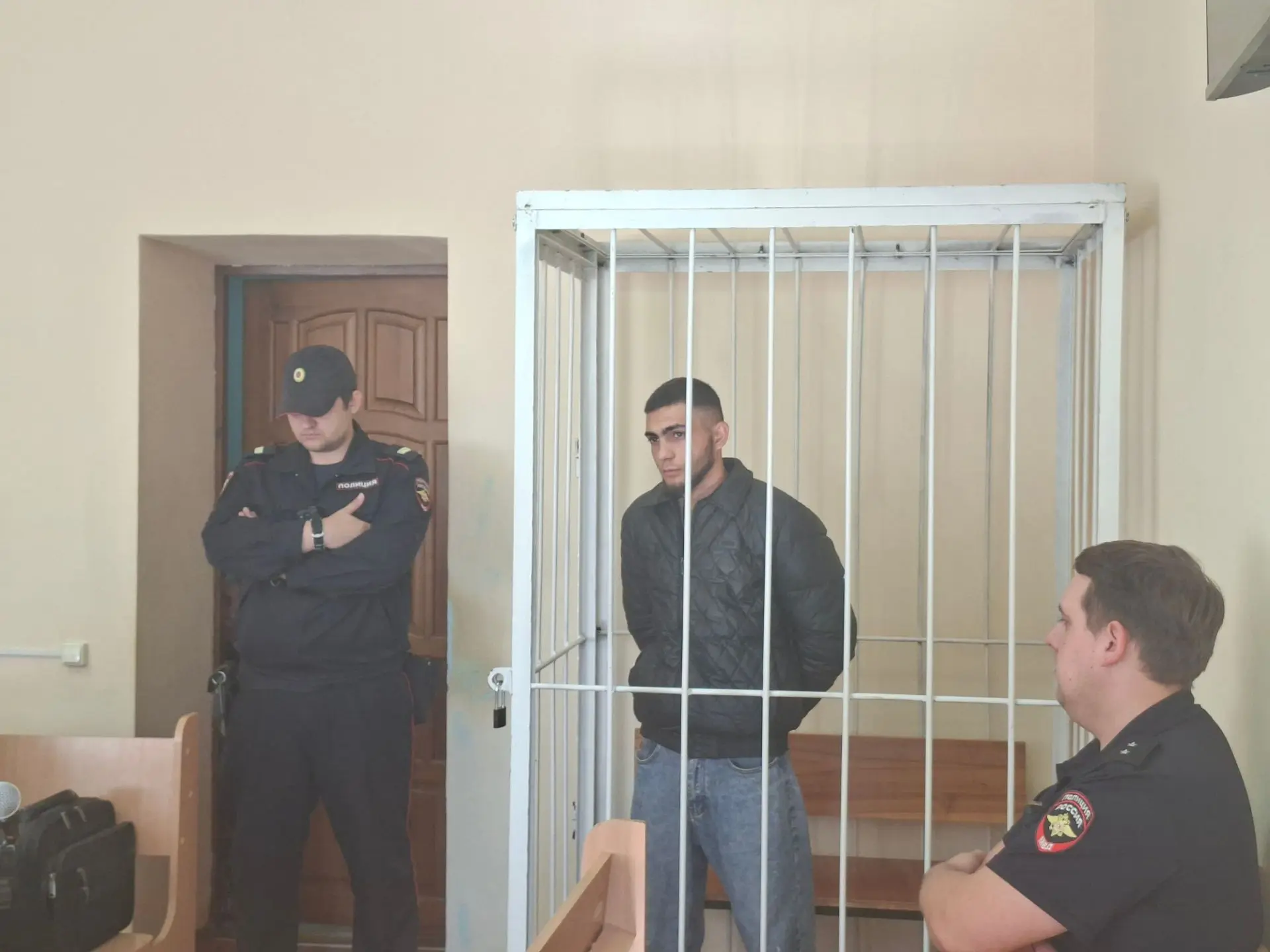 сбить трех человек